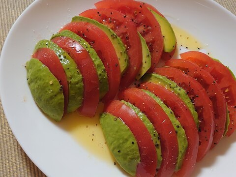トマトとアボカドの縞々サラダ